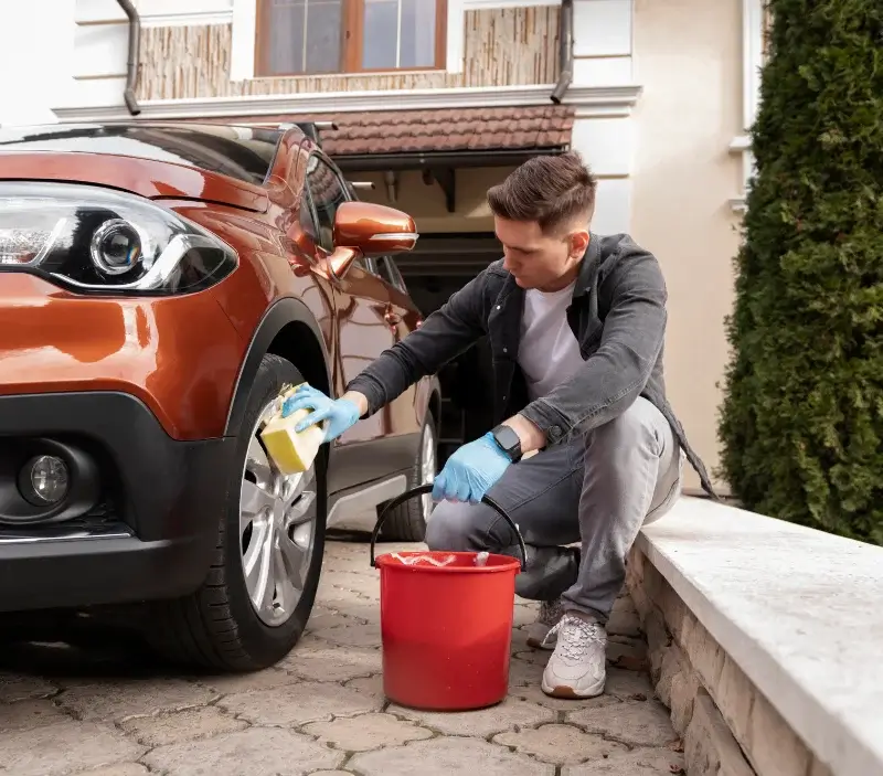 Lavage auto à domicile Lépinas : professionnel intervenant sur un véhicule